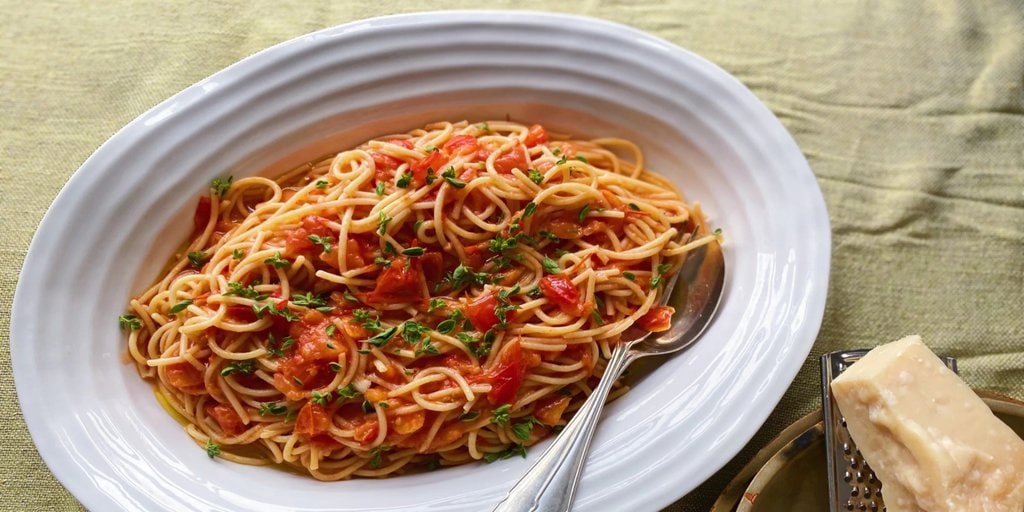 A Delicious and Easy Pasta Recipe With a No-Cook Tomato & Basil Sauce